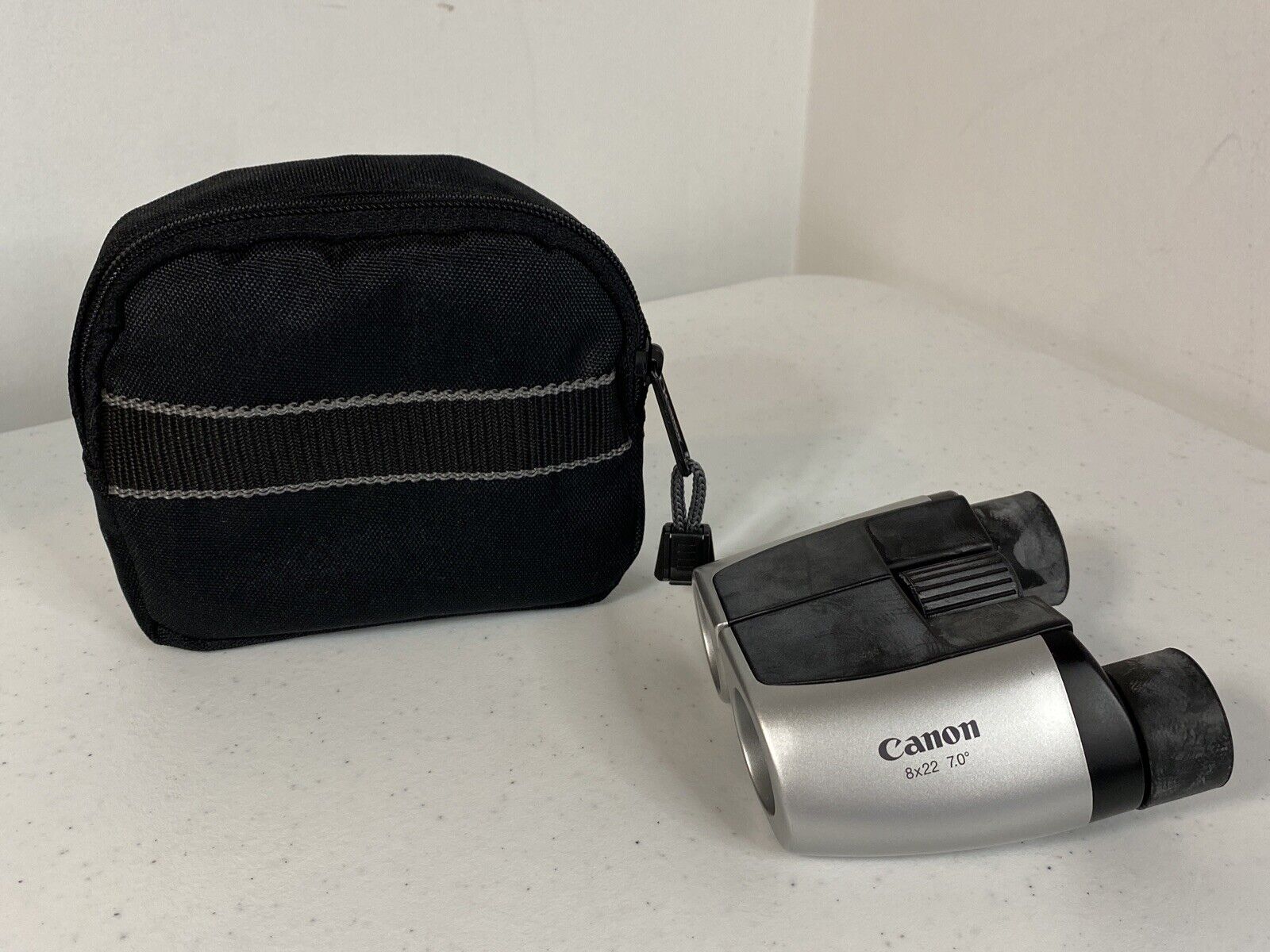 CANON 8 x 22 7.0 Degree BINOCULARS With Case Canon Compact Lightweight