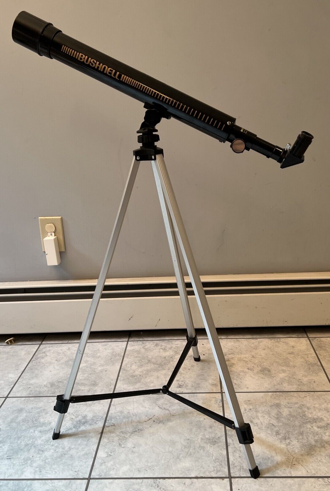 Bushnell Telescope with Sky Tour D50 mm F600 mm and Tripod, Excellent Condition