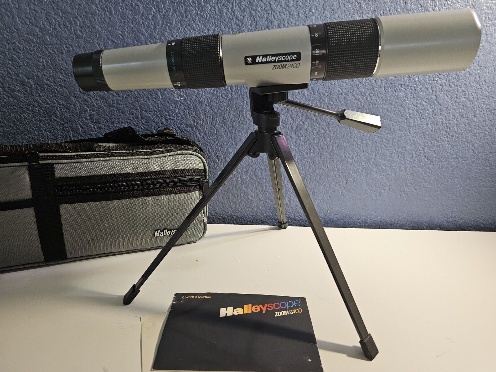 Halleyscope Zoom 2400 with Stand & Carrying Case (Slight Damage)