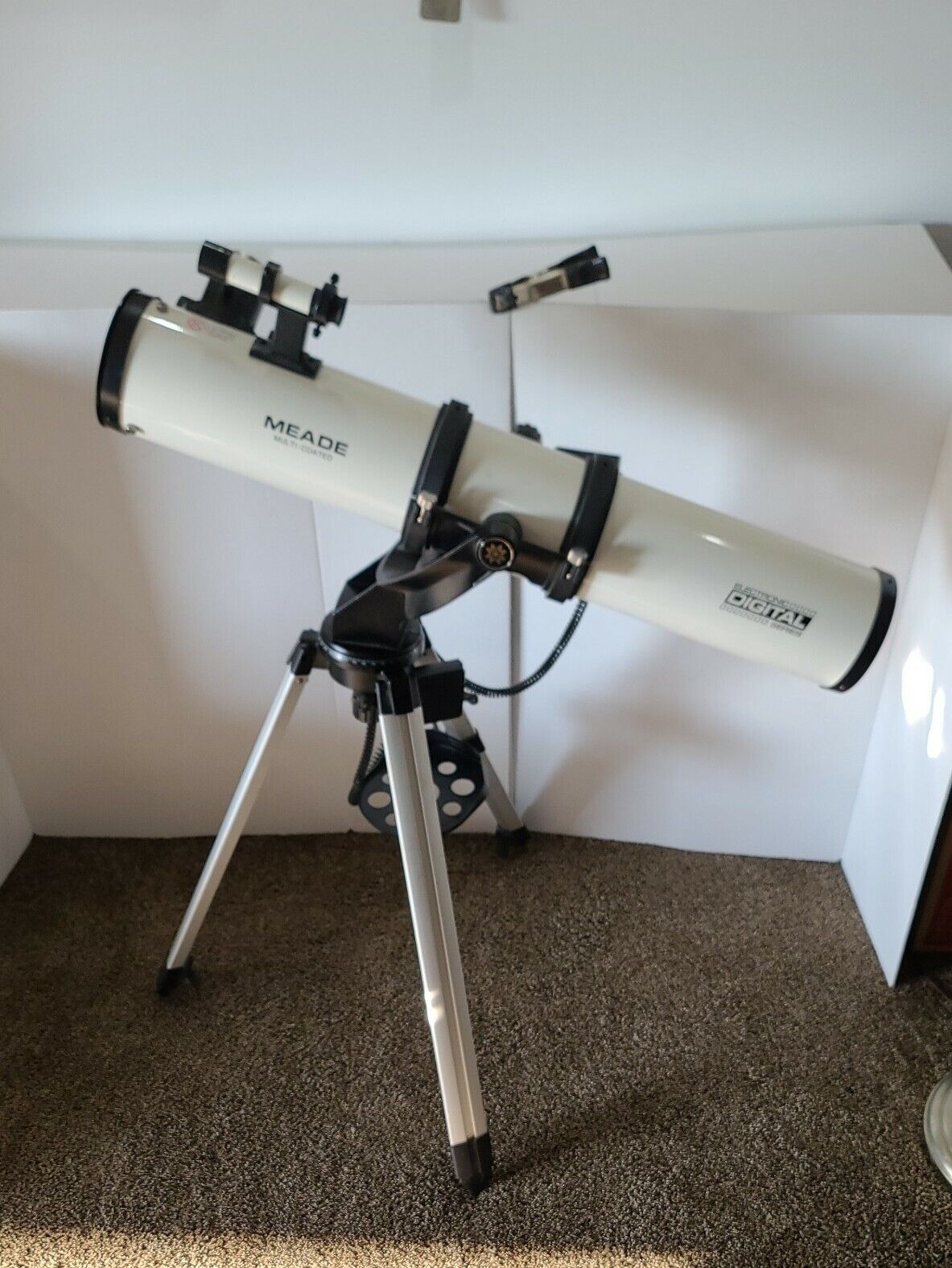 Meade DS-114 Telescope W/ 2 Motors Stand No Remote No Lenses No Power D114 F910