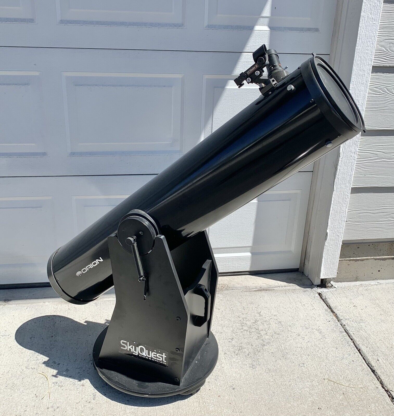 Orion Skyquest XT8 8 Inch Dobsonian Telescope + Eyepieces -pickup Denver CO